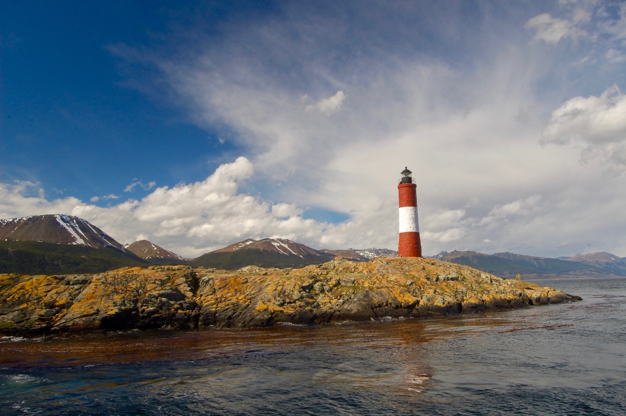 Farol Les Éclaireurs no Canal de Beagle, Ushuaia, com a cordilheira dos Andes ao fundo