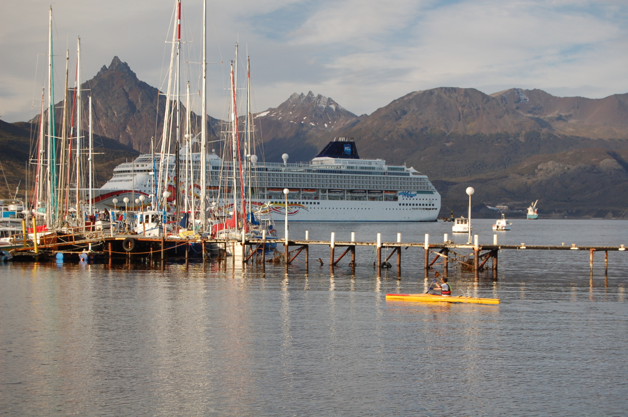 Porto de Ushuaia com veleiros, navio de cruzeiro e caiaque no Canal de Beagle