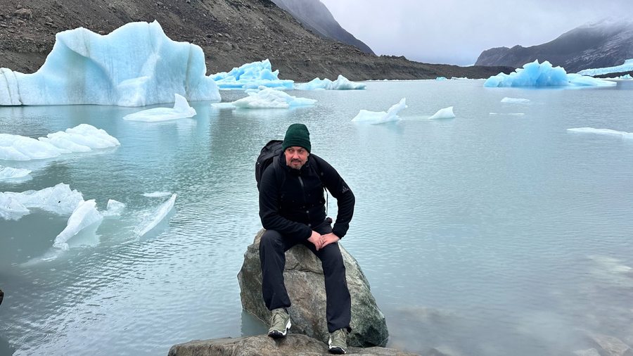 Jeff com icebergs azuis