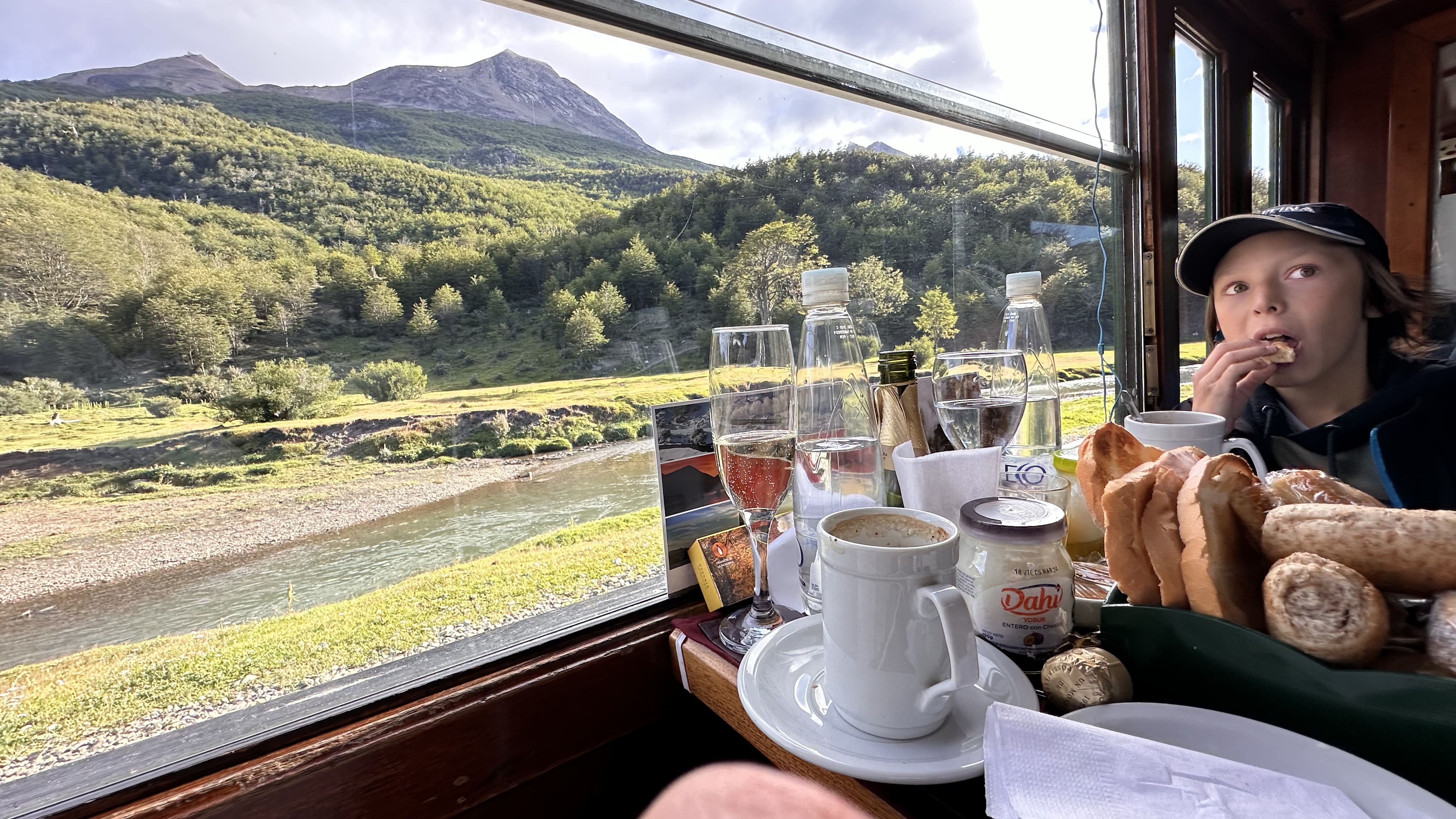 Café da manhã servido no vagão premium do Trem do Fim do Mundo