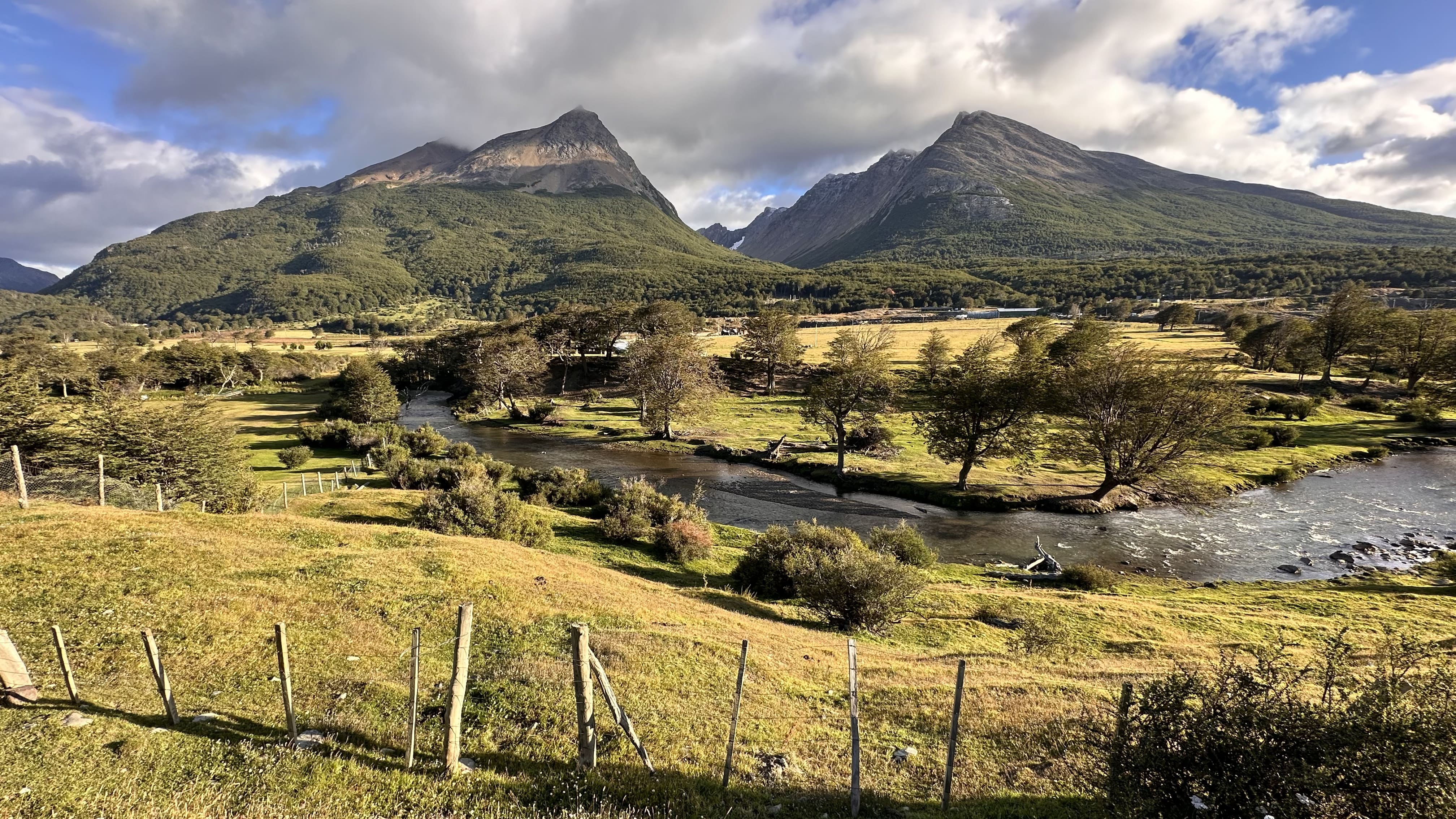 Vale com rio e montanhas dentro do Parque Nacional Tierra del Fuego