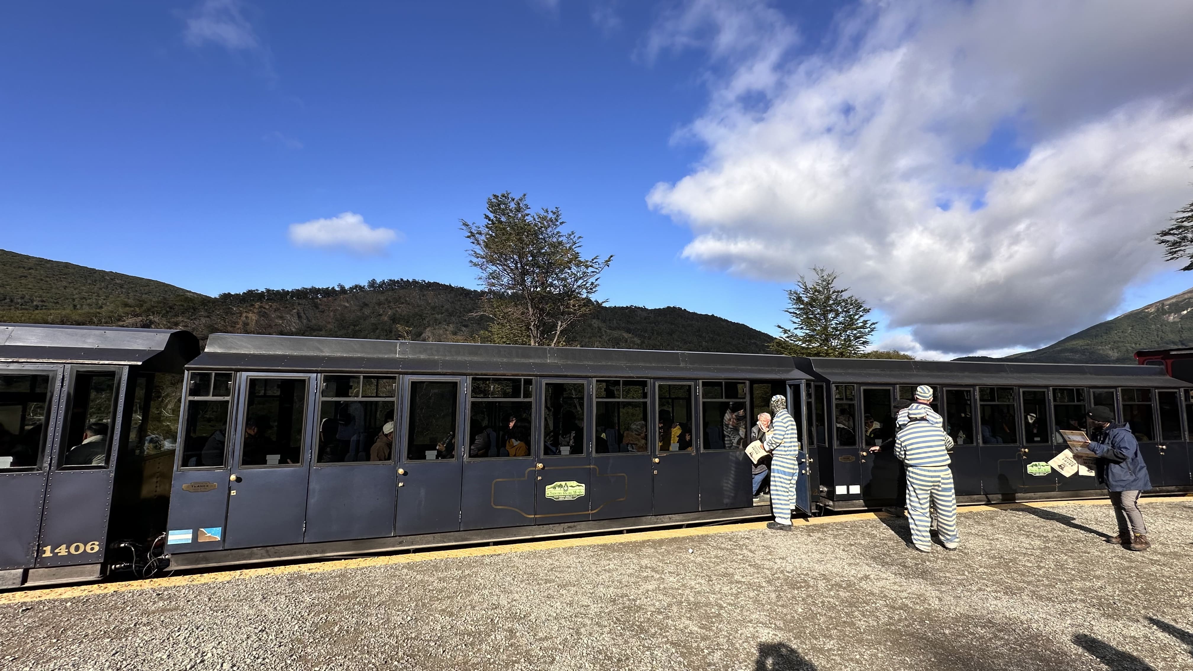 Atores vestidos de prisioneiros do presídio de Ushuaia na plataforma do trem