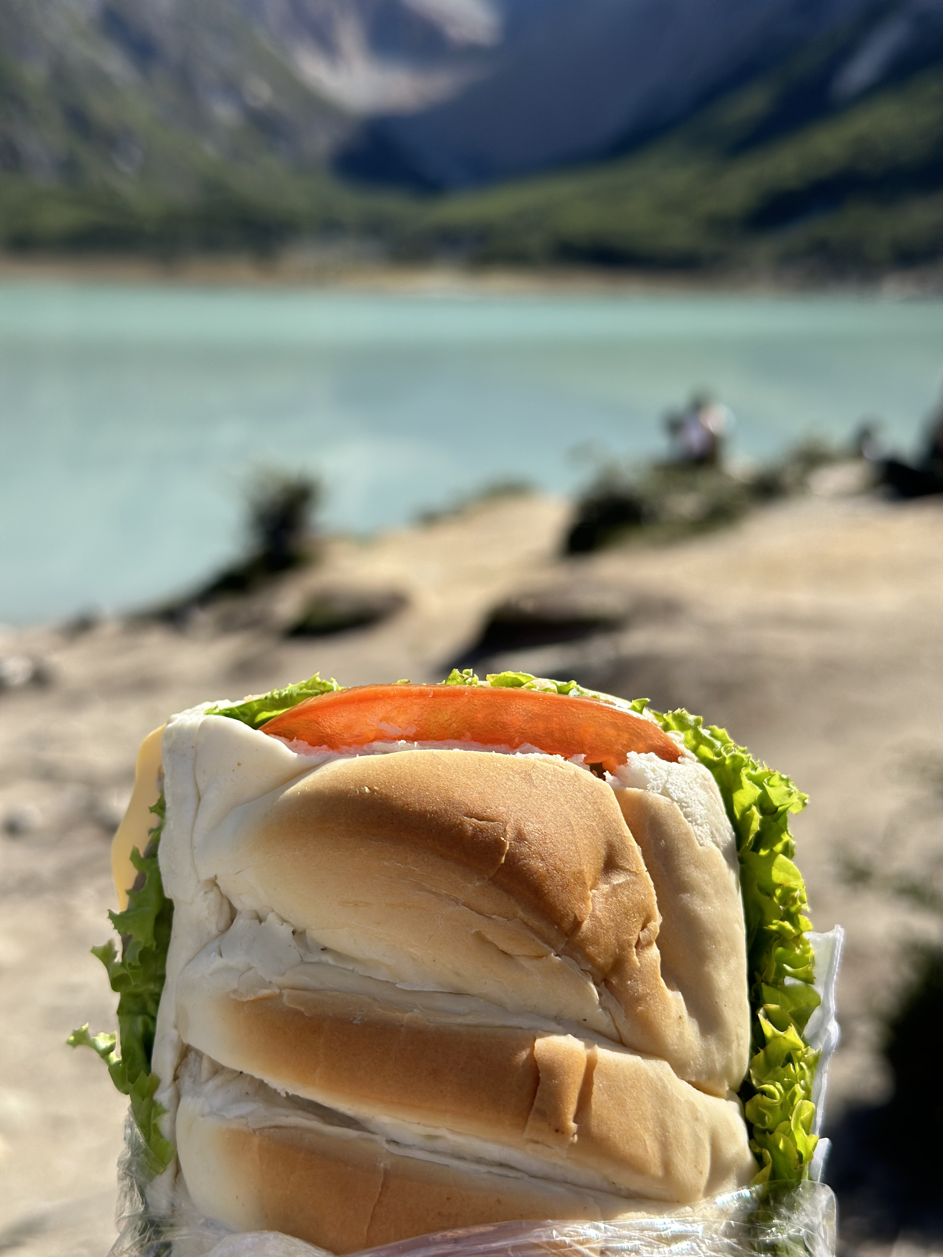 Lanche na beira da Laguna Esmeralda com a água turquesa ao fundo