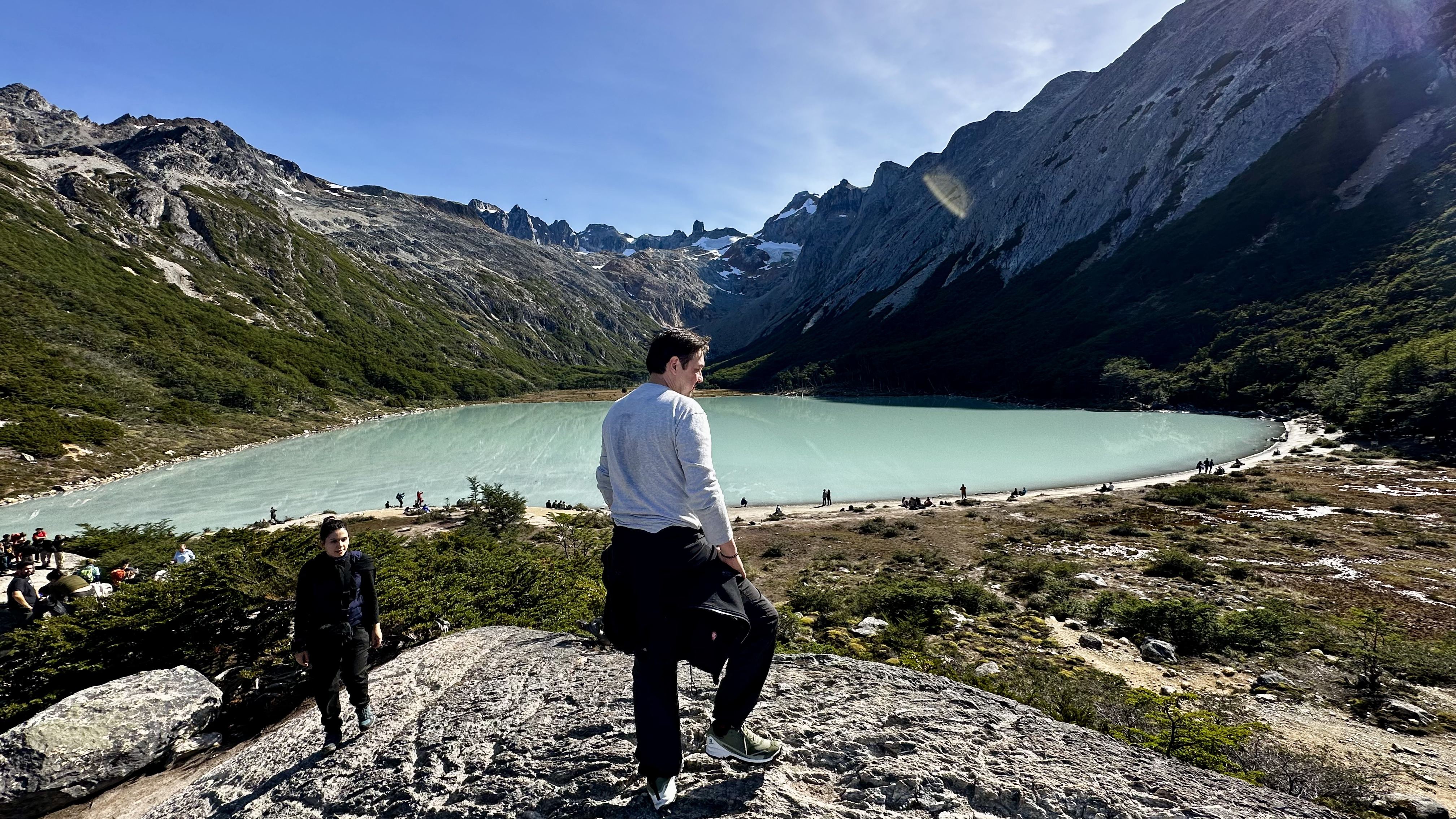 Jeff Gonzalez de costas contemplando a Laguna Esmeralda com a vista panorâmica das montanhas