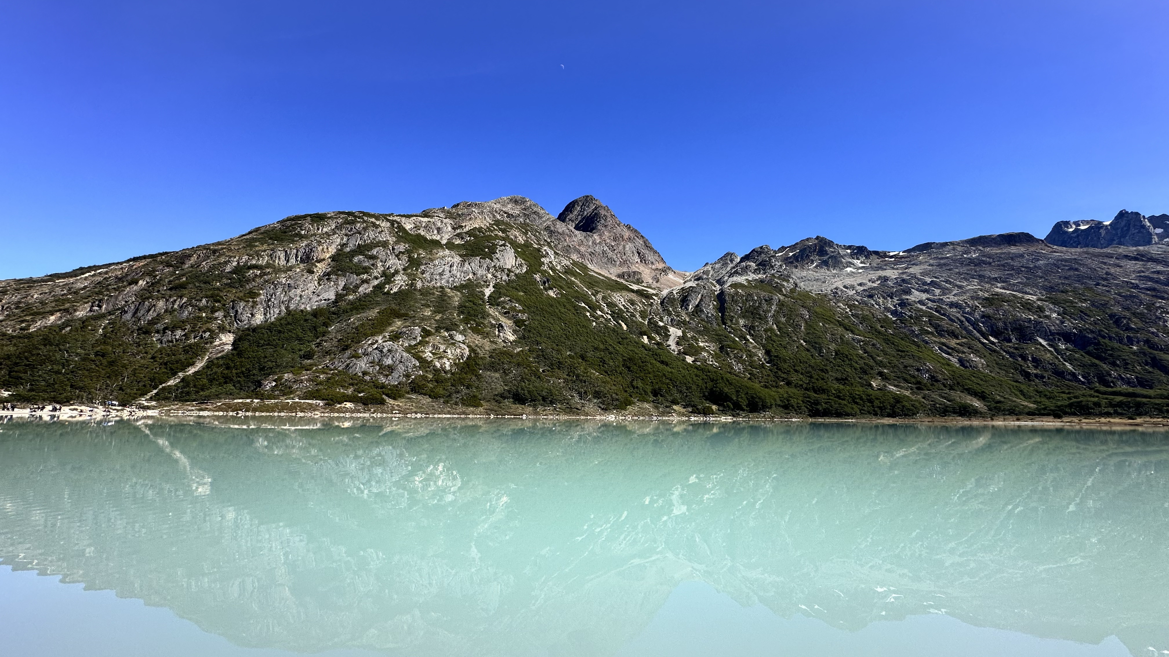 Reflexo perfeito das montanhas na água turquesa da Laguna Esmeralda
