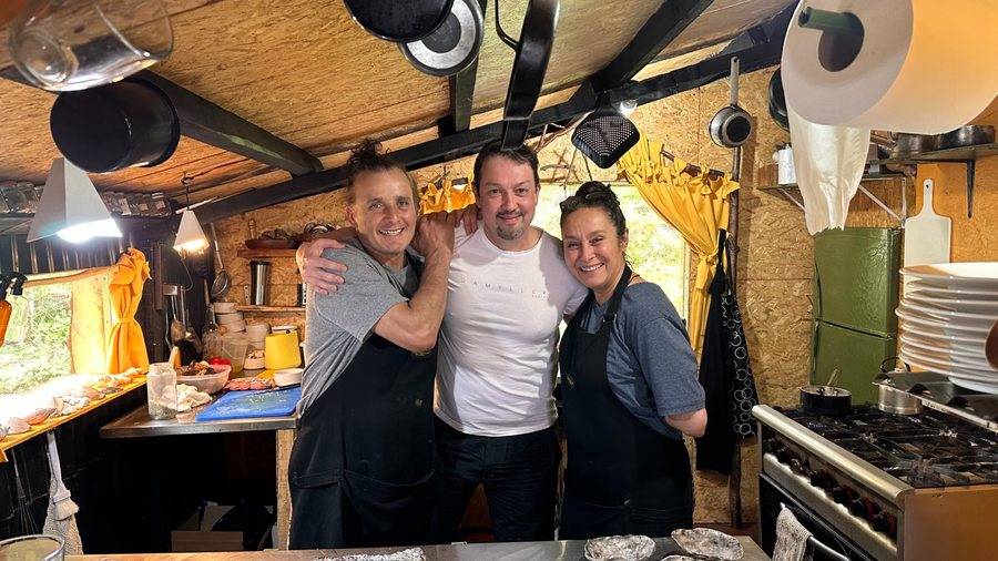 Jeff com produtores locais