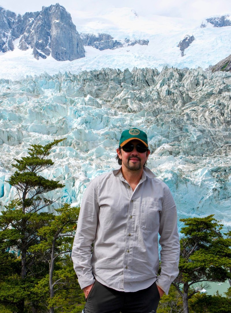 Jeff Gonzalez com glaciar ao fundo
