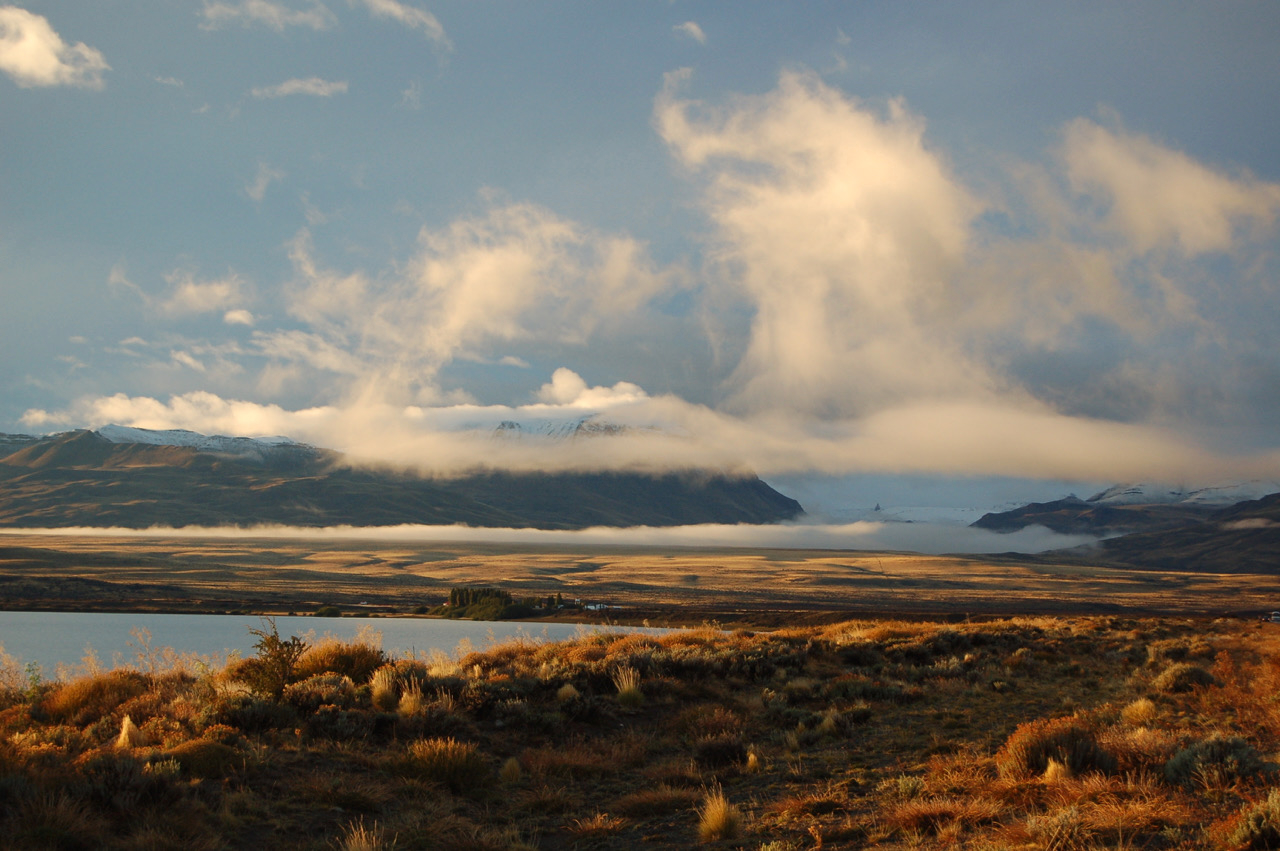 Estepa patagônica com nuvens douradas — El Calafate