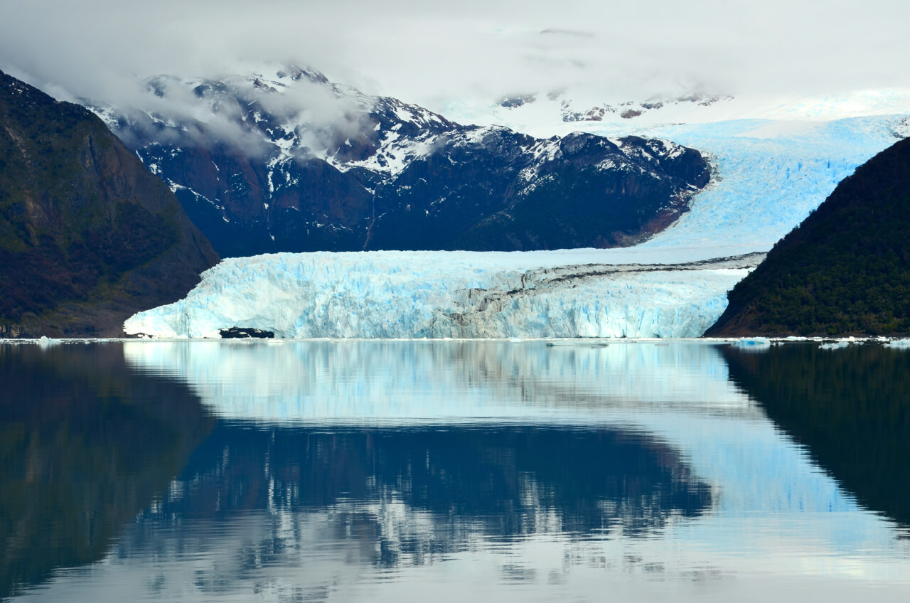Glaciar Spegazzini refletido na água — Patagônia